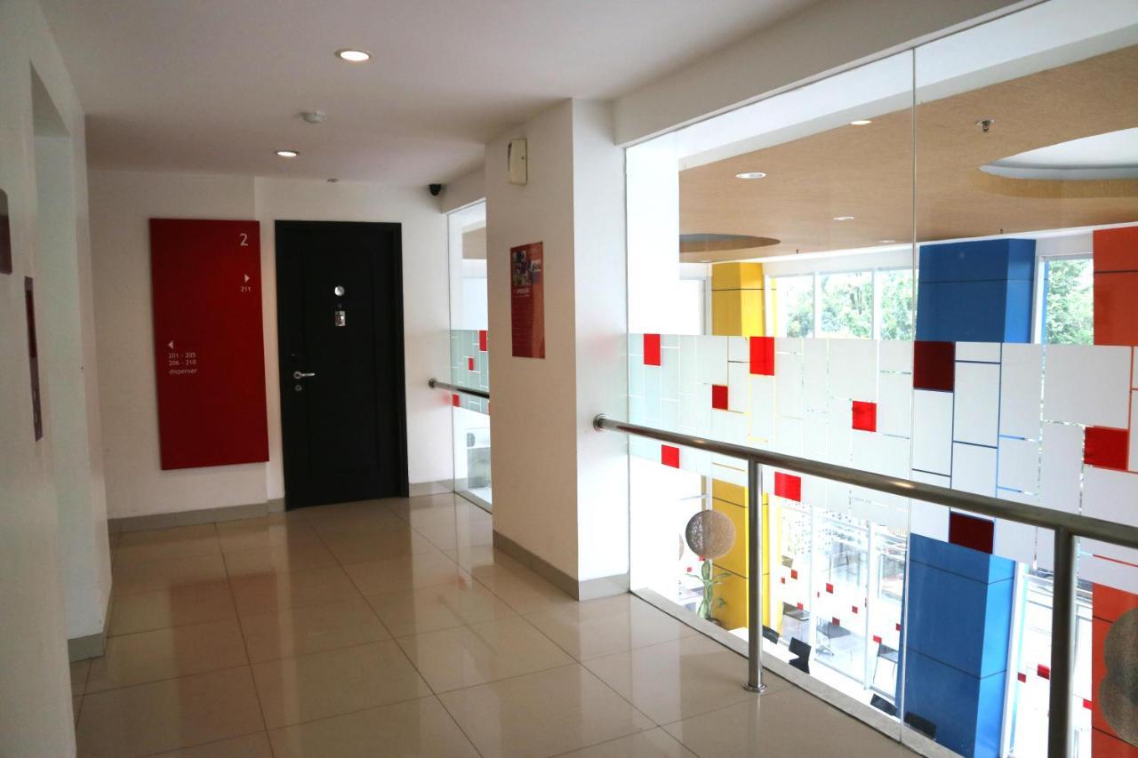 Amaris Hotel Dr. Susilo Grogol Jakarta Buitenkant foto