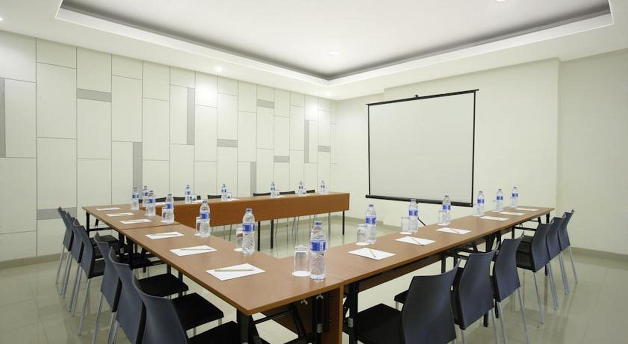 Amaris Hotel Dr. Susilo Grogol Jakarta Buitenkant foto