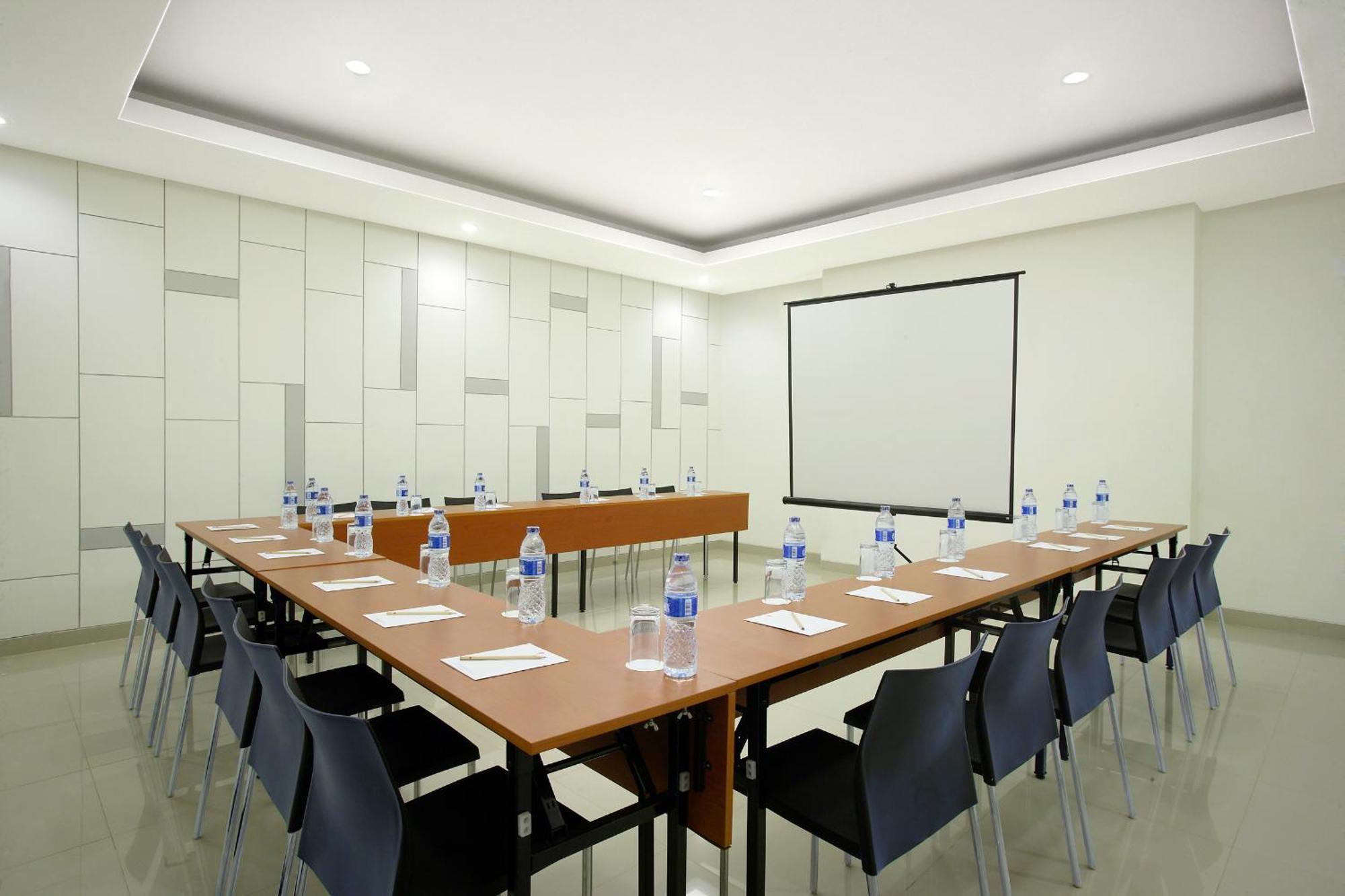 Amaris Hotel Dr. Susilo Grogol Jakarta Buitenkant foto