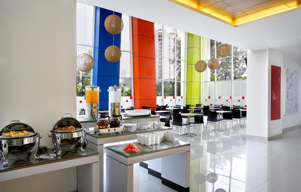 Amaris Hotel Dr. Susilo Grogol Jakarta Buitenkant foto