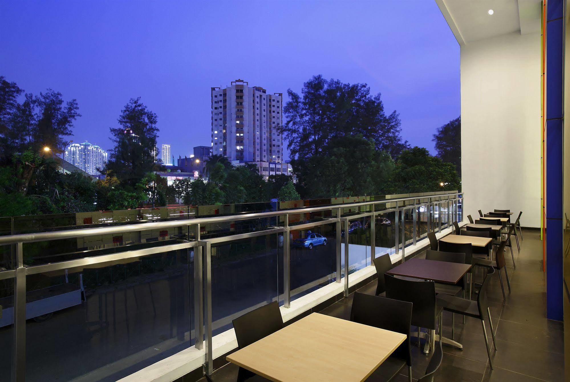 Amaris Hotel Dr. Susilo Grogol Jakarta Buitenkant foto