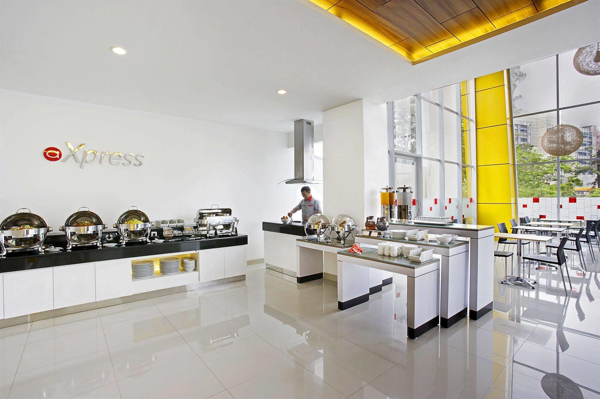 Amaris Hotel Dr. Susilo Grogol Jakarta Buitenkant foto