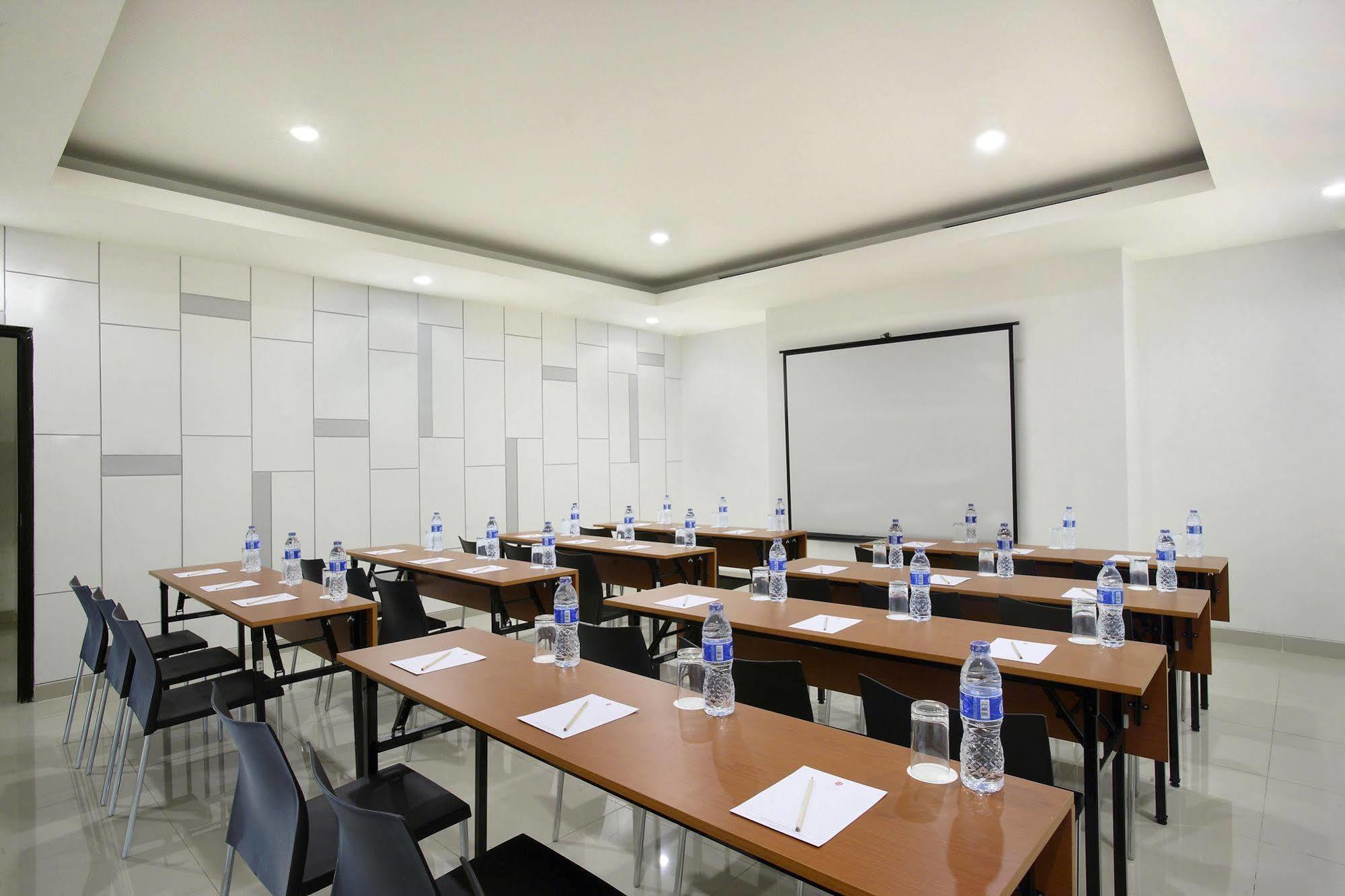 Amaris Hotel Dr. Susilo Grogol Jakarta Buitenkant foto