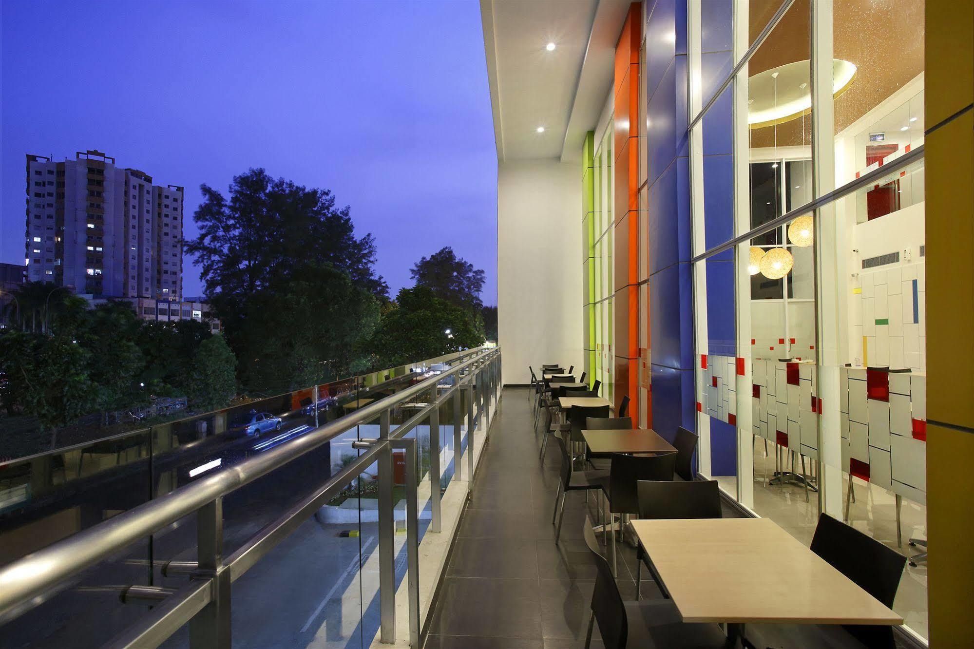 Amaris Hotel Dr. Susilo Grogol Jakarta Buitenkant foto